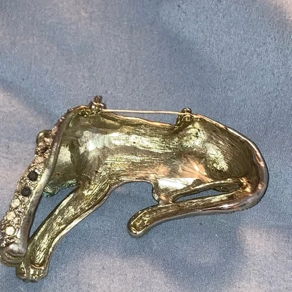 Elegant Silver Leopard Brooch with Black and Green Accents - Picture 3 of 3